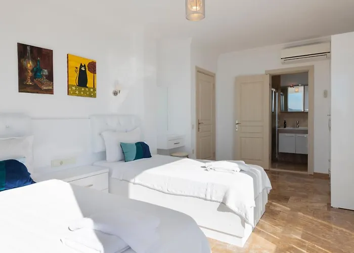 4 Bedroom Luxury In With Great Sea Views *