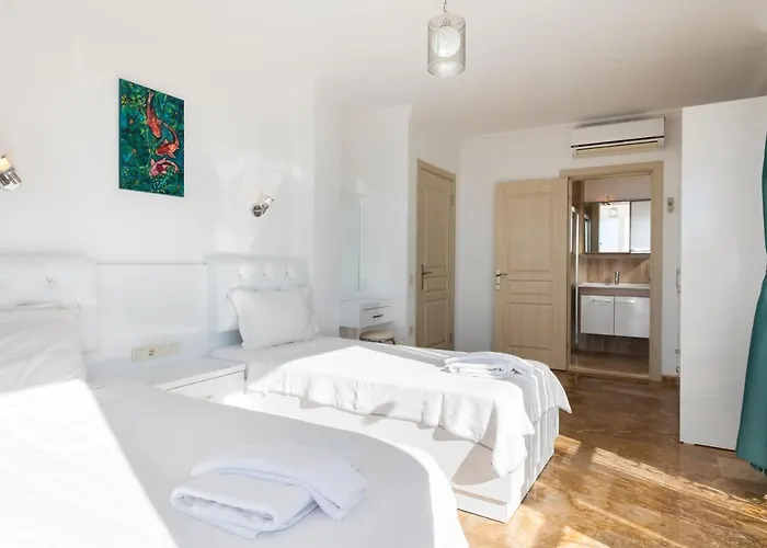 4 Bedroom Luxury In With Great Sea Views