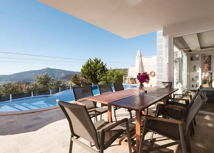 4 Bedroom Luxury In With Great Sea Views