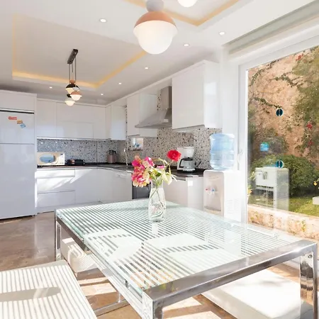 4 Bedroom Luxury In With Great Sea Views