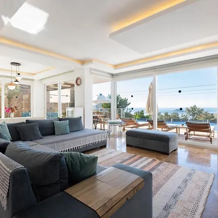 4 Bedroom Luxury In With Great Sea Views *