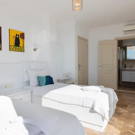 4 Bedroom Luxury In With Great Sea Views *