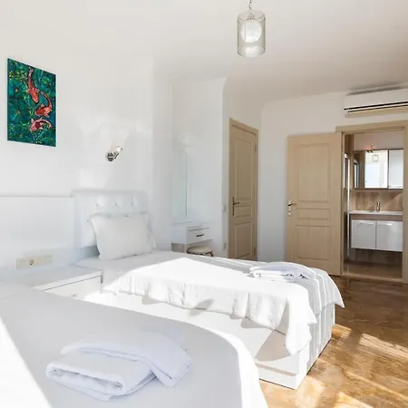 4 Bedroom Luxury In With Great Sea Views